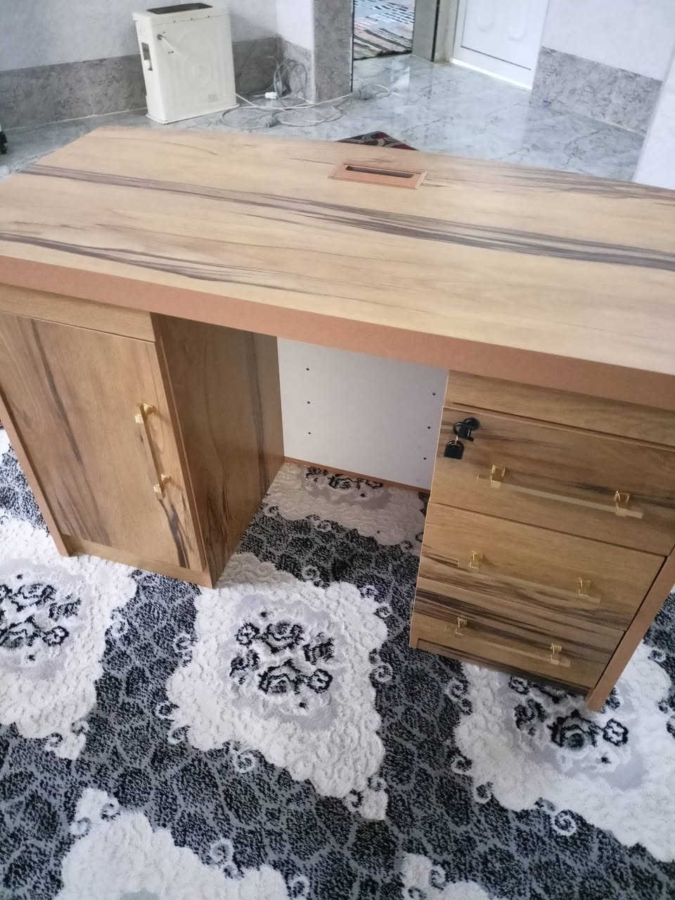 مكتبه للبيع جديده السعر/125/وبيها مجال موصل حي  الرافدين ***********//// ***********
