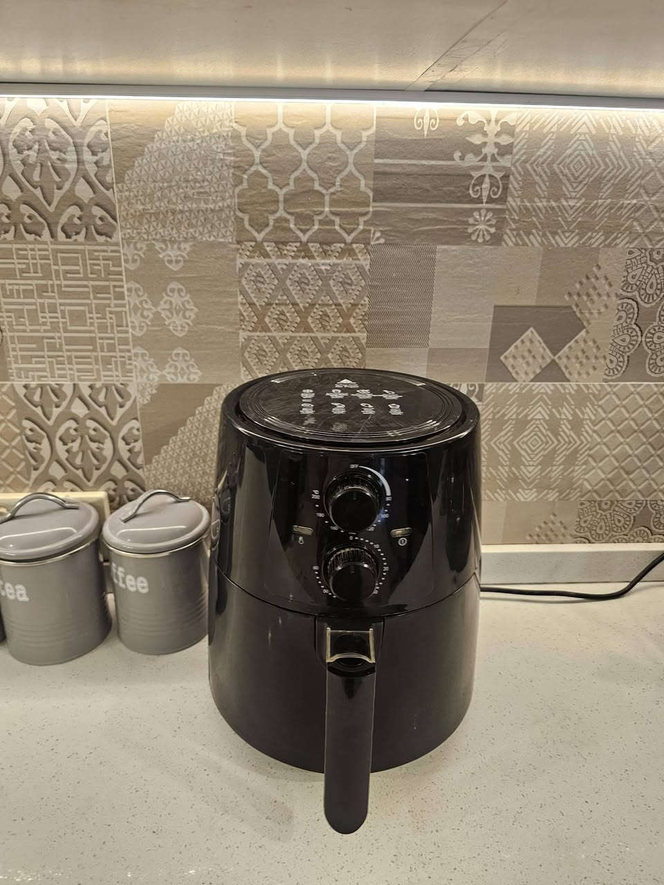 للبيع مكينة قهوة و قلاية هوائية 
مكينة قهوة مودكس ١٥ بار 
فلتر قياس ٥٨ 
طاحونة مدمجة 
مقياس ضغط 
قلاية هوائية حافظ لحد درجة ٢٢٠ 
سعرهم اثنينهم ٣٥٠ الف و بيهم مجال للشراي من صدك 
للاتصال *********** او خاص
