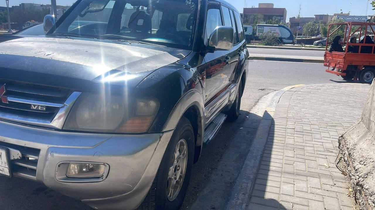 السلام عليكم 
باجيرو للبيع مديل 2001 سياره محرك 300 VVT بيه صوت بدايه بكن كير جديد قبل شهر تخم تاير جديد جامه اماميه جديده    سنويه منتهيه راعيه موجود   بيه ضربه جاملغ خلفي خلف سايق سعر 45 بيه مجال مكان سياره بصره قبله رقم هاتف ***********
