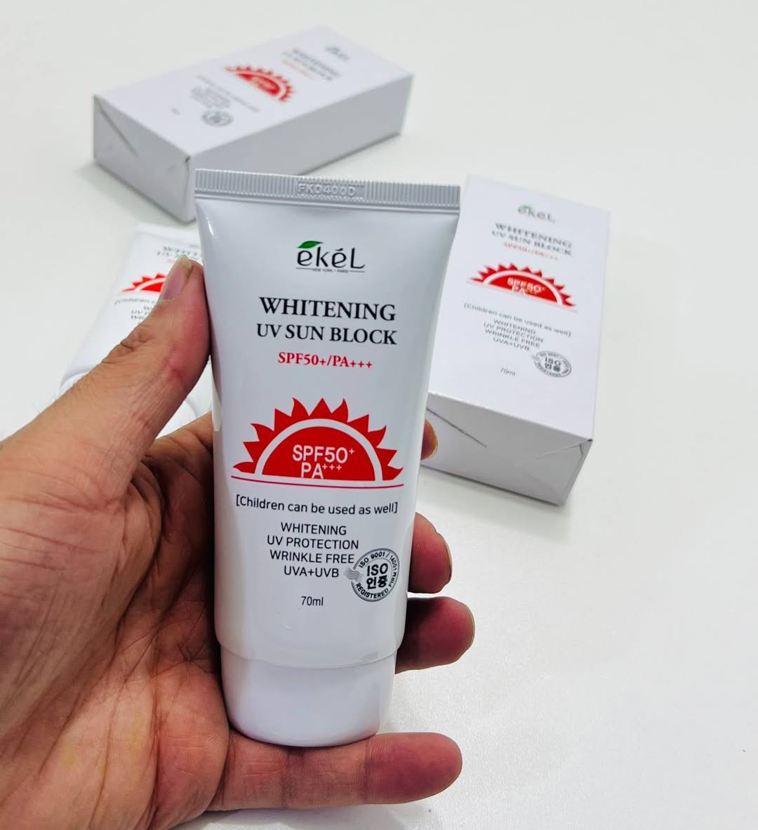 الصيف والشمس يحتاجون حماية ذكية! مع واقي الشمس الكوري Ekel Whitening UV Sun Block الموضح في ⁠image_2.png⁠، ماراح تحمي بشرتك وبس، بل بتعطينها العناية اللي تستحقها.
ما الذي يجعله خيارك الأول؟
 🛡️ حماية قصوى وعميقة: بقوة SPF50+/PA+++ ليحميكِ من أشعة UVA و UVB الضارة ويمنع حروق الشمس والتصبغات.
 ✨ تفتيح ومقاومة للتجاعيد (Wrinkle Free): تركيبته تعمل على توحيد لون البشرة وإعطائها إشراقة طبيعية مع محاربة الخطوط الدقيقة.
 👶 آمن لجميع العائلة: تركيبته لطيفة جداً لدرجة أن الأطفال يمكنهم استخدامه بأمان دائم ([Children can be used as well]).
 💧 حجم مثالي: عبوة بحجم 70 مل تكفي وتوفي لكل 

لمعرفة السعر المراسلة على الخاص 

يتوفر توصيل لجميع المحافظات العراق 🇮🇶
الصيف والشمس يحتاجون حماية ذكية! مع واقي الشمس الكوري Ekel Whitening UV Sun Block الموضح في ⁠image_2.png⁠، ماراح تحمي بشرتك وبس، بل بتعطينها العناية اللي تستحقها.


**إذا كنت صاحب هذا الإعلان وتريد حذفه لأي سبب، رجاءا أرسل رسالة إلى الدعم الفني**