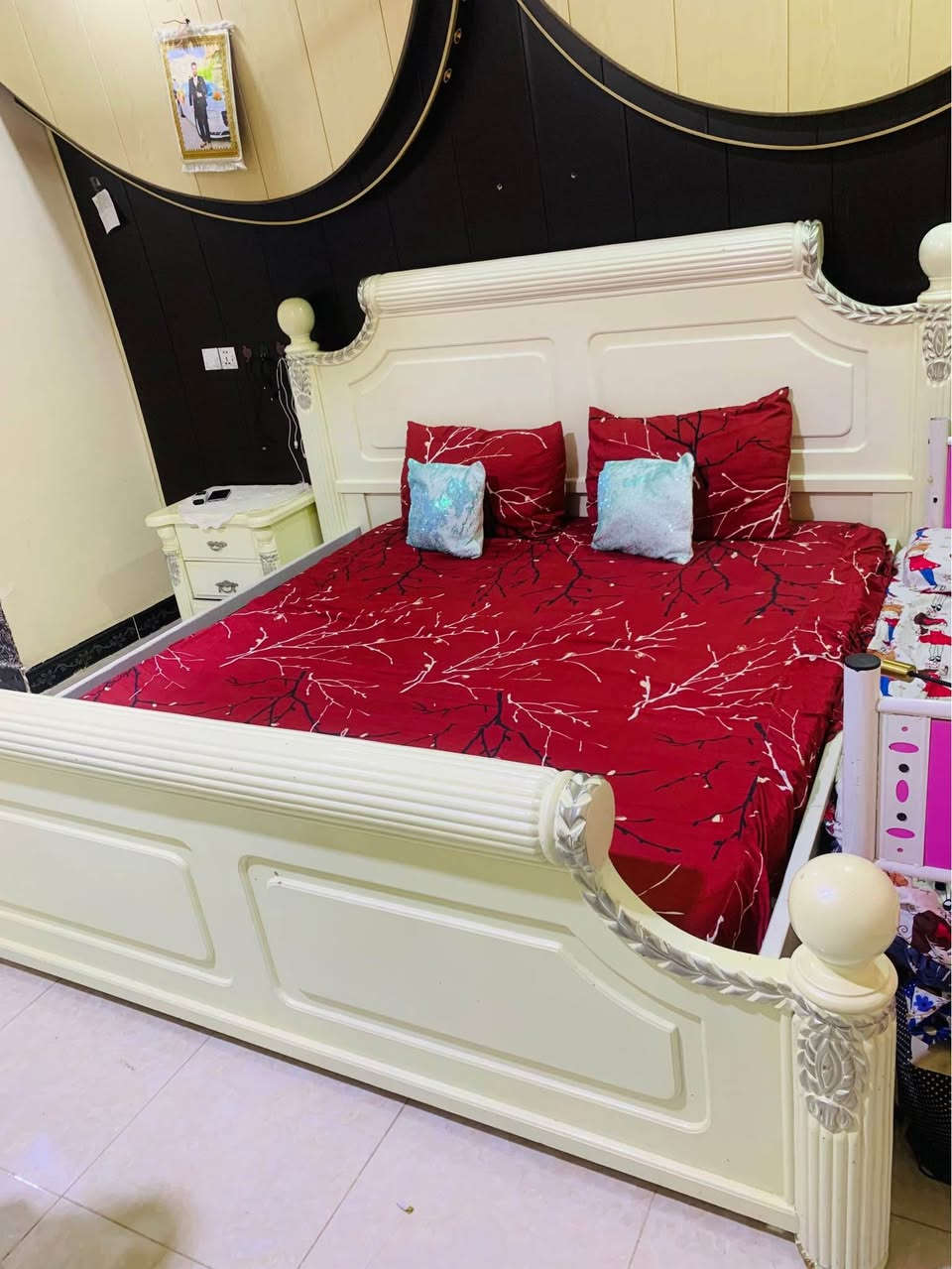 غرفة كويتيه 6 قطع ( كنتور 6 ابواب + جربايه + ميز مرايا 6مجرات + ميزين بصف الجربايه كل ميز 3 مجرات + طابوريه) خشب قوي جداً كويتي
السعر مليون 
المكان : البصره-الابله-الوايلس
رقم الهاتف *********** البصرة, العراق
