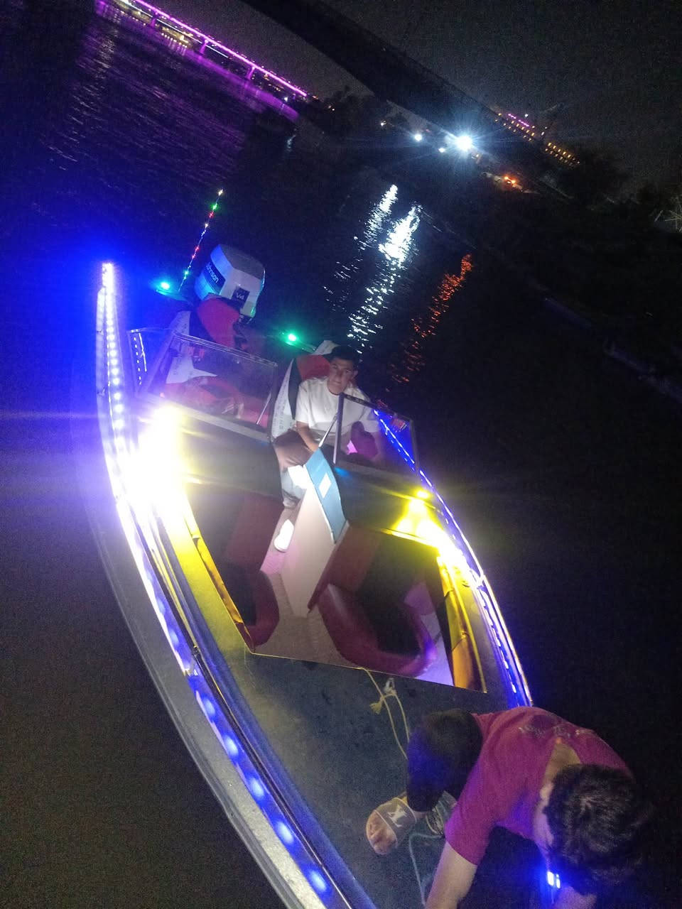 سلام عليكم زورق للبيع جاهز من كلشي كيجات كلهه شغاله مع محرك ١٤٠ جونسن للاستفسار ***********
