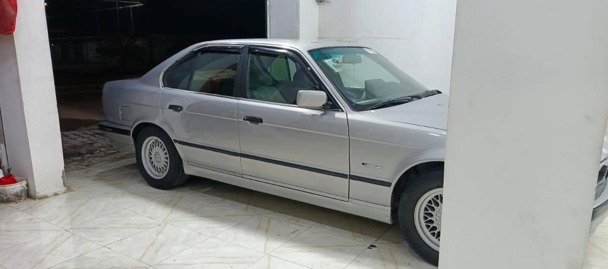 سلام عليكم بي ام  موديل 91 رقم سليمانيه الجديد سنويه ل2029 
حجم 525اصل مسكر عدله
كير اوتو
فتحة قماره
سنتر لوك جام 4كهرباء
داخل جلد لون صحراوي
شادله سستم صوت وشاشه وكامره
تبريد ثلج قطعتين سياره جاهزه وخير من الله صبغ جديد سعر 55وبيه مجال مكان واسط 
***********
