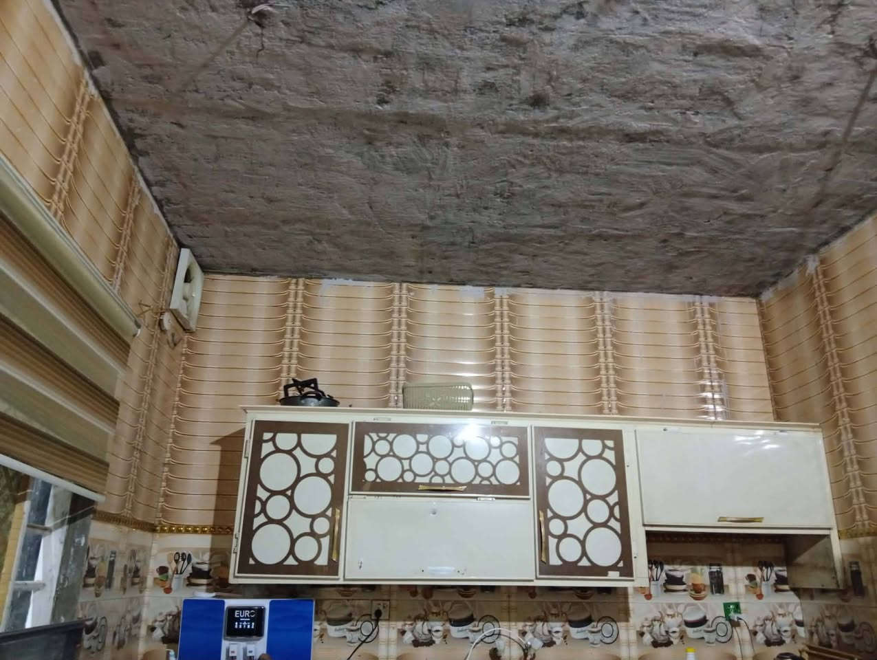 بيت للبيع مع 4 محلات على الشارع العام حي الزهراء على شارع الشريفات المساحه 25 السعر 55 مراجعة الرقم ***********
