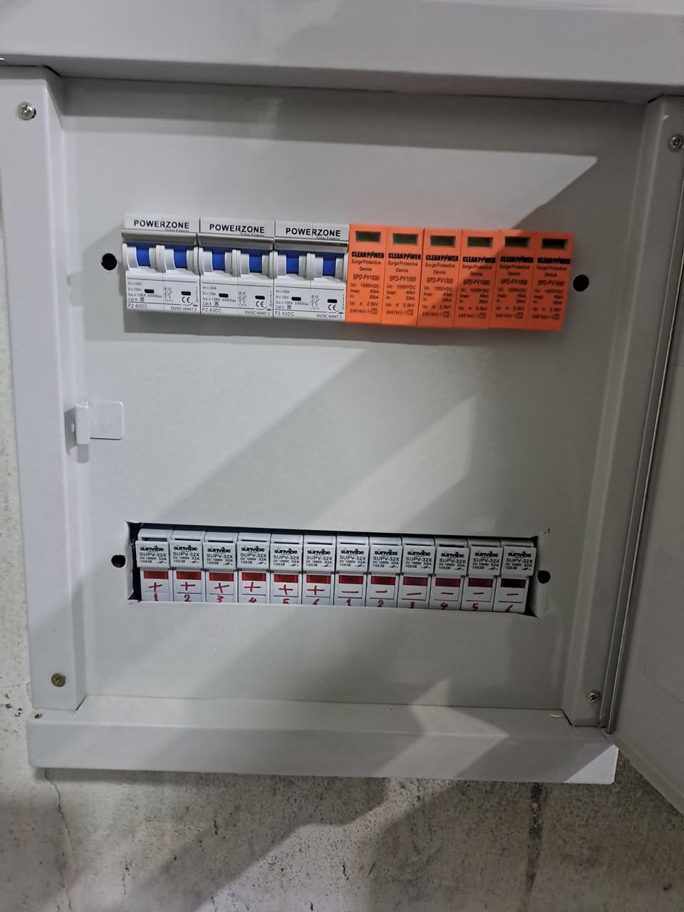 بسم الله ما شاء الله تبارك الرحمن 
تم تجهيز وتنصيب منظومة طاقة شمسية لمطعم الحجي في قضاء العلم بتاريخ 27/12/2025
مكونات المنظومة//
الواح لونجي 615 واط عدد 30
انفيرتر فيليستي حجم 12 كيلو عدد 3
بطاريات فيليستي حجم 15 كيلو الشكل الجديد عدد 4.
مع كافة الملحقات والاسلاك والحماية والتركيب.
#مركز_دجلة_للطاقة_الشمسية 
#الاول_بالعمل
#الاول_بالجودة
#الاول_بالضمان
عنواننا //
صلاح الدين تكريت القادسية الشارع العام 
الانبار الرمادي شارع 60
للاستفسار//
***********
***********
