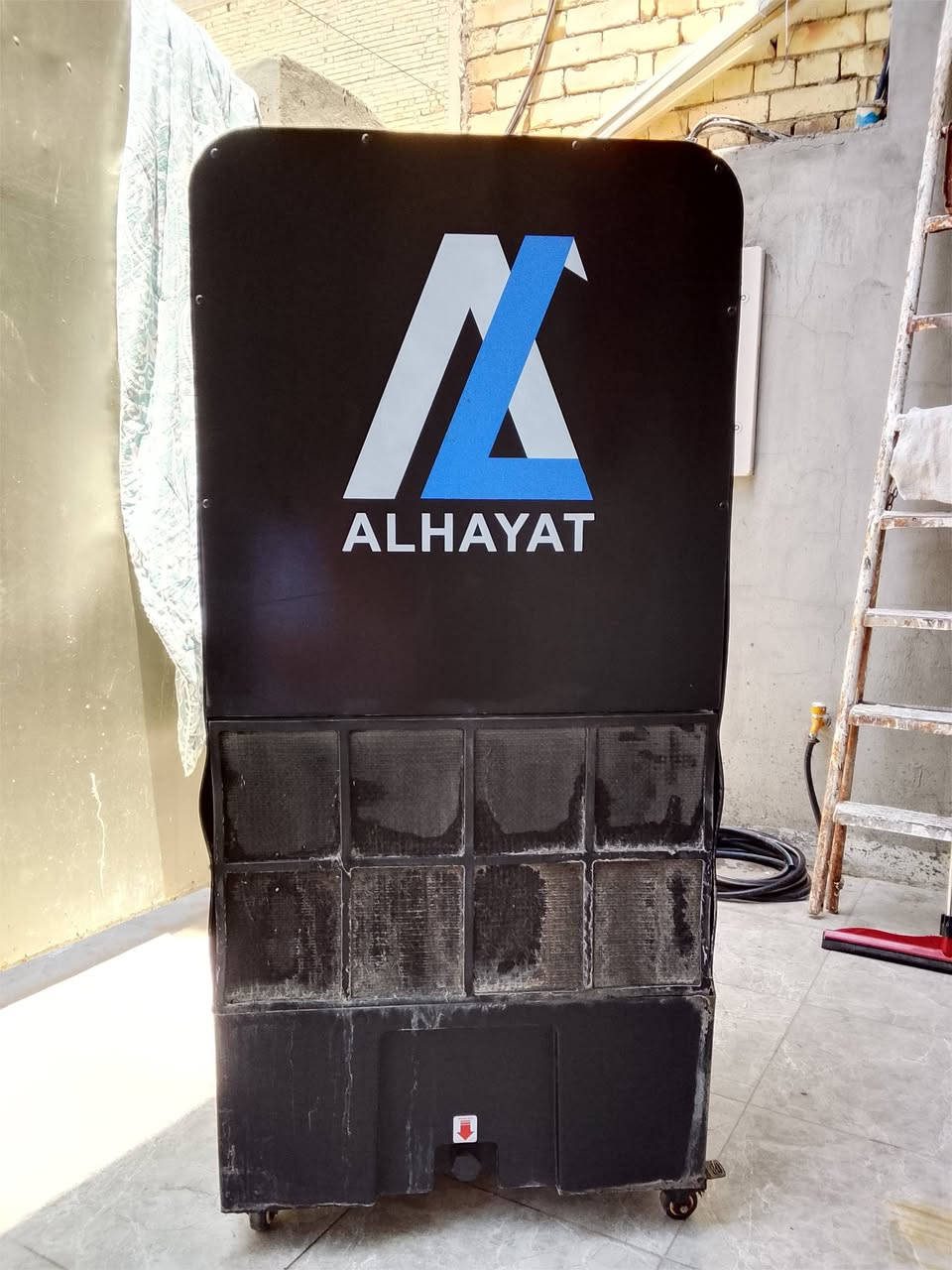 كمفيره مكفوله نظافه وشغاله ماركة شركة الحياة السعوديه تبريد خير من الله السعر 225 الف وبيه مجال بسيط مكاني الثعالبه شارع المحطه موبايل ***********
