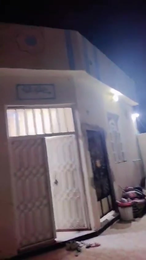 دار زراعي للبيع في الزبير مقابيل بيت شداد الفارس خلف سنتر فراس المساحة 150 متر يحتوي على غرفتين وصالة ومطبخ وصحيات السعر 35 وقابل للتفاوض للاتصال ***********
