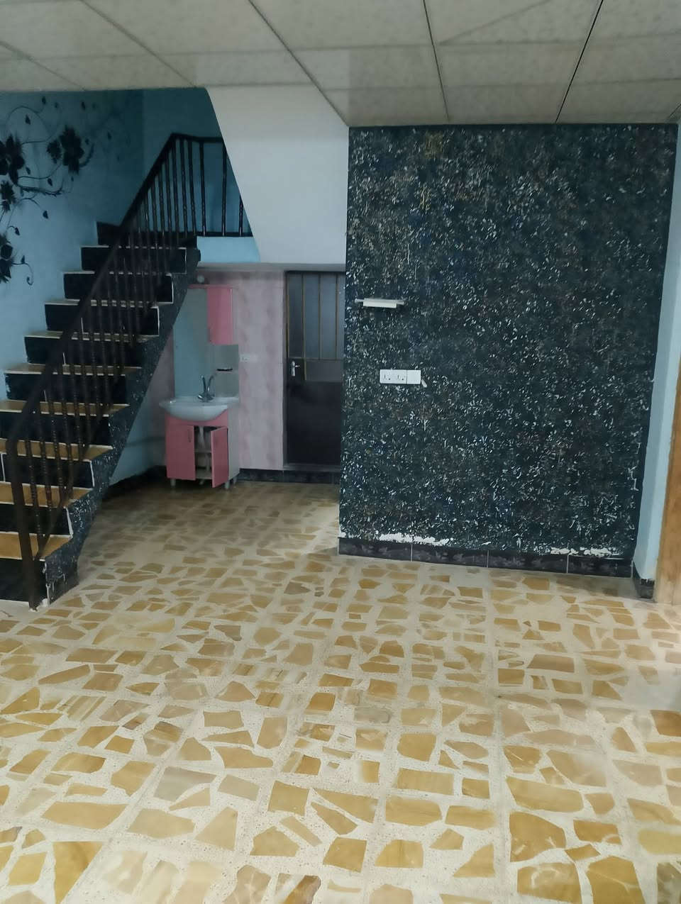 دار للايجار

 مساحه 200مترغير منعزل

 موقع حي العسكري قرب جامع سداد البرزنجي بيت نضيف جدا
 غرفتين نوم وهول ومطبخ وصاله وكراج 

الاتصال على الرقم 
***********
