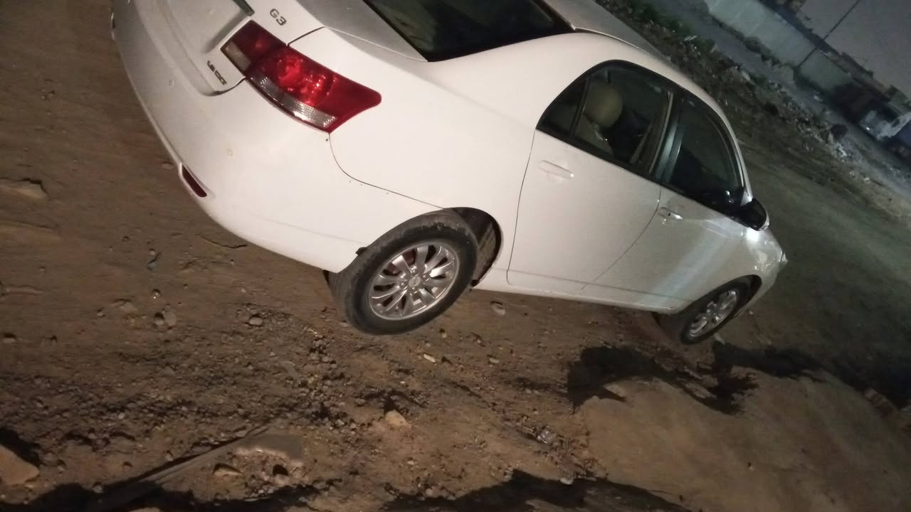 السلام عليكم BYD...G3 موديل 2014 السيارة مال مزاد رقمها موجود بالمرور مال حسينيه الي يشتري  هوه وصاحبها ابو المزاد ايخابره رقمه موجود ويرتب وياه على شد الأرقام رقمها جديد انكليزي تبريد ثلج كبير محرك خير من الله صدر نص عمر تخم تاير جديد..ابيع كوم حديد كوم حديد كشرها تجي وتشوف سياره نظيفة غرفتها جديدة جديده السعر 35 للاتصال *********** مكان الشعب حي اور

