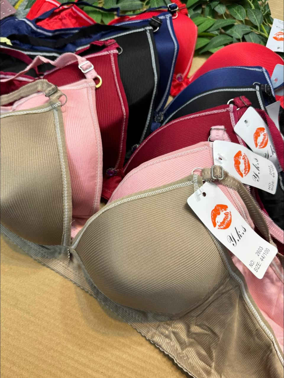 تشكيلة منوعة من الحمالات فقط سفنج وكورسي قياسات نسائي عادي. خاص للحجز والاستفسار واتساب ***********
