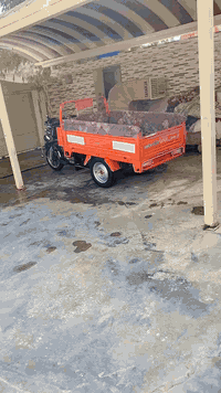 سلام عليكم شباب ستوتة للبيع نضيفة ماماشية اوارق اصولي موديل 23. ***********
