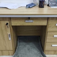 مكتب دراسي للبيع نظيف استخدام قليل جدا المكان بغداد الزعفرانية للاتصال...