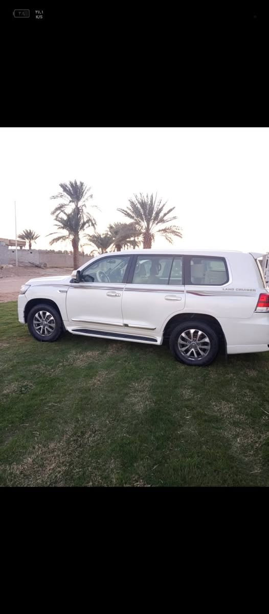 لاندكروزر موديل 8 محدث 21 تحديث كلش حلوه وجاهزة للأخير من كير ومحرك وشاصي وحداديه  وتخم تايرات ويل كب مال عشرين علما بأن السياره مصبوغة عام توحيد لون   ومكفوله من كص او ضربه قويه بحيث تحديث من دون دواخل  مكان السياره بغداد التاجي أو المشاهده  للاستفسار ***********
