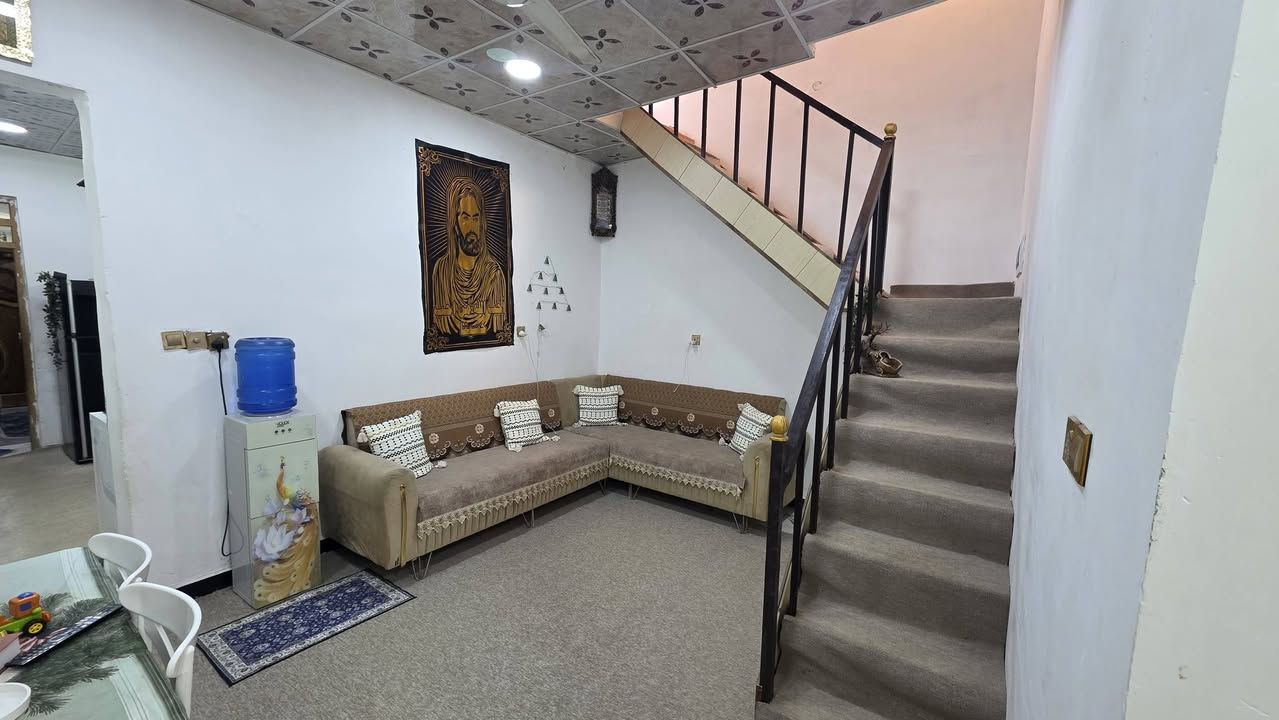 مشتمل للبيع مع الاثاث كوت حي الحكيم قرب شارع علاء غريب يبعد عن الشارع 80م تفاصيل البيت مساحه 100م يحتوي على غرفه وصاله ومطبخ واستقبال السعر 48 وقابل للتفاوض الاستفسار ***********  *********** مراجعه مكتب دلاليه احمد السعيدي قرب حسينيه بيت خليفه
