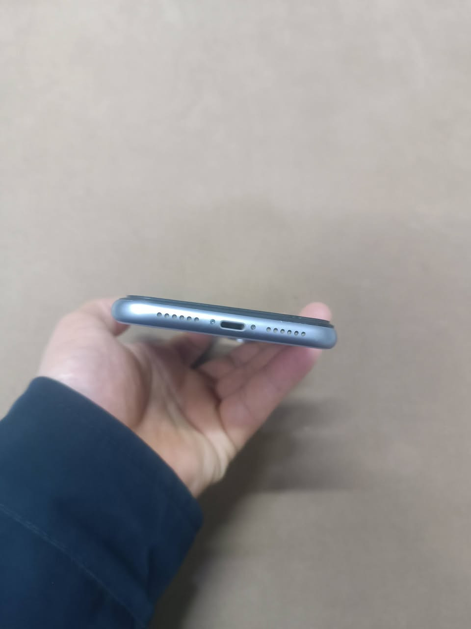 السلام عليكم يوجد ايفون 11عادي مبدله بطاريه بلاديه +فيس ايدي متوقف +دبل سيم كارت البقيه كله بلادي شرط السعر خاص للاستفسار الاتصال عله هذه الرقم ***********
