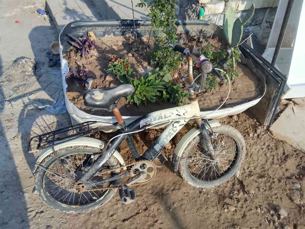 بايسكلات اثنين حجم 16 والثاني 8
عنوان البياع تقاطع درويش حي التراث 
***********
