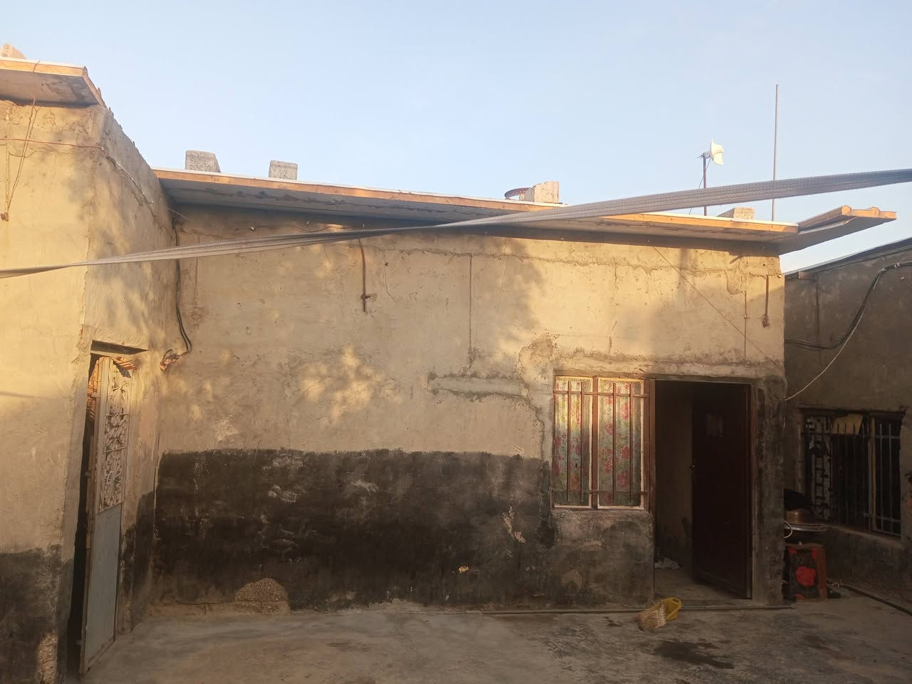 السلام عليكم ورحمة الله. يوجد بيت في حي الخضراء بشارع عشرين قرب
الشارع العام  البيت زراعي. 
المساحه 220متر 
رقم الهاتف /***********
***********
