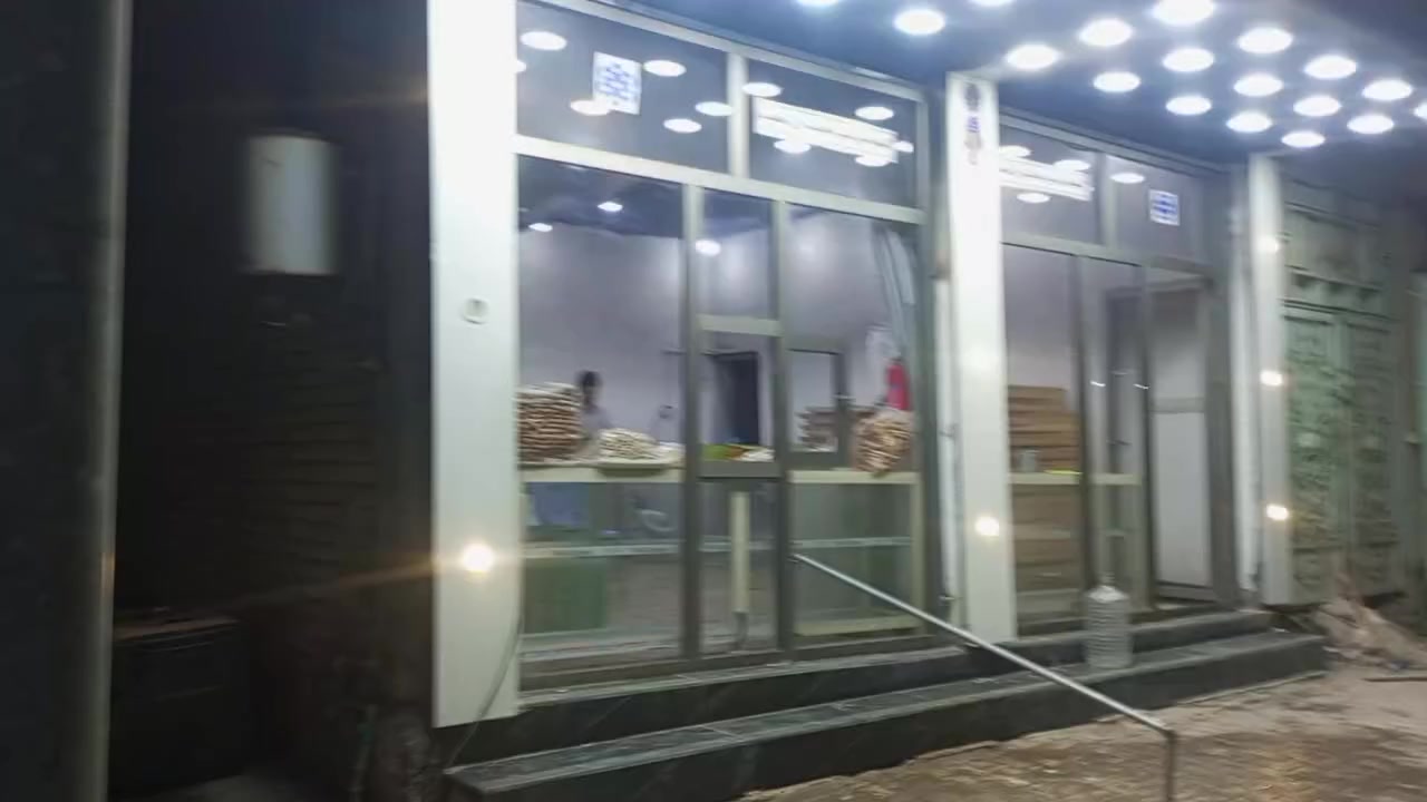 بيت للبيع مع المحلات في حي الجوادين في الرميثة على الشارع قرب نزلة الهولنديين تفاصيل البيت :غرفتين واستقبال وصالة وصحيات خارجية وداخلية ومطبخ .والاستفسار على هذا الرقم فقط  *********** اتصال او واتساب الاثنين موجود
