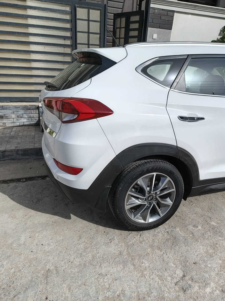 السلام عليكم توسان أبيض بغداد بدون صبغ باب خلفي مفتوح فقط بدون صبغ تصليح بارد شبرين ماشيه ٨٠ ألف موديل ٢٠١٨  السعر ١٨٠  هاتف***********
