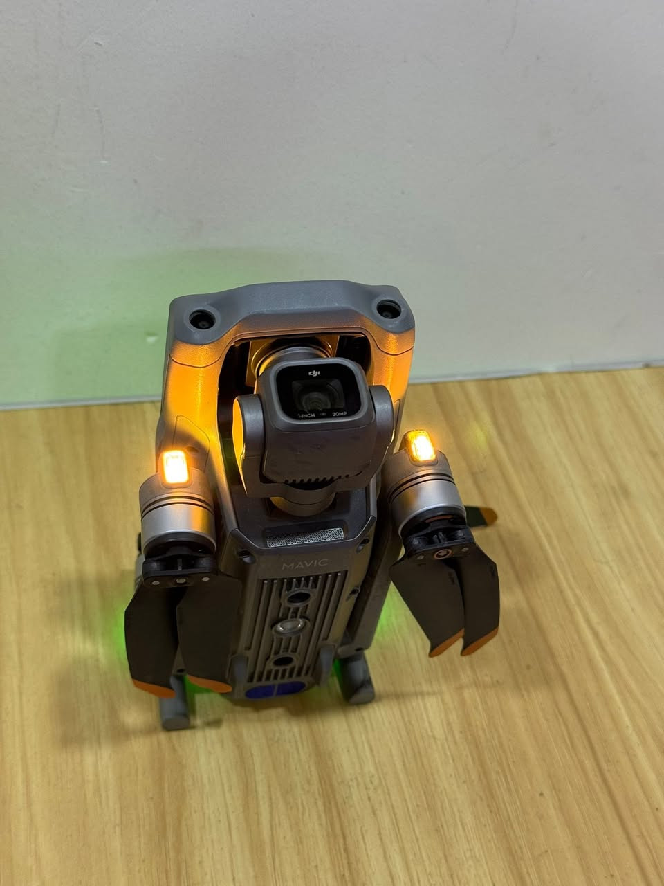 Dji Air 2s 
كومبو كامل ملحقات 
3 بطاريات 🔋 
شاحنه 
ريمونت 
4 مراوح 
وصله ايفون 📲 
جنطه مدرعه 🧳 
وجنطه عاديه 
بسعر جداً جداً مناسب 
للاستفسار تعال خاص 
او اتصل : *********** 
العنوان بغداد
