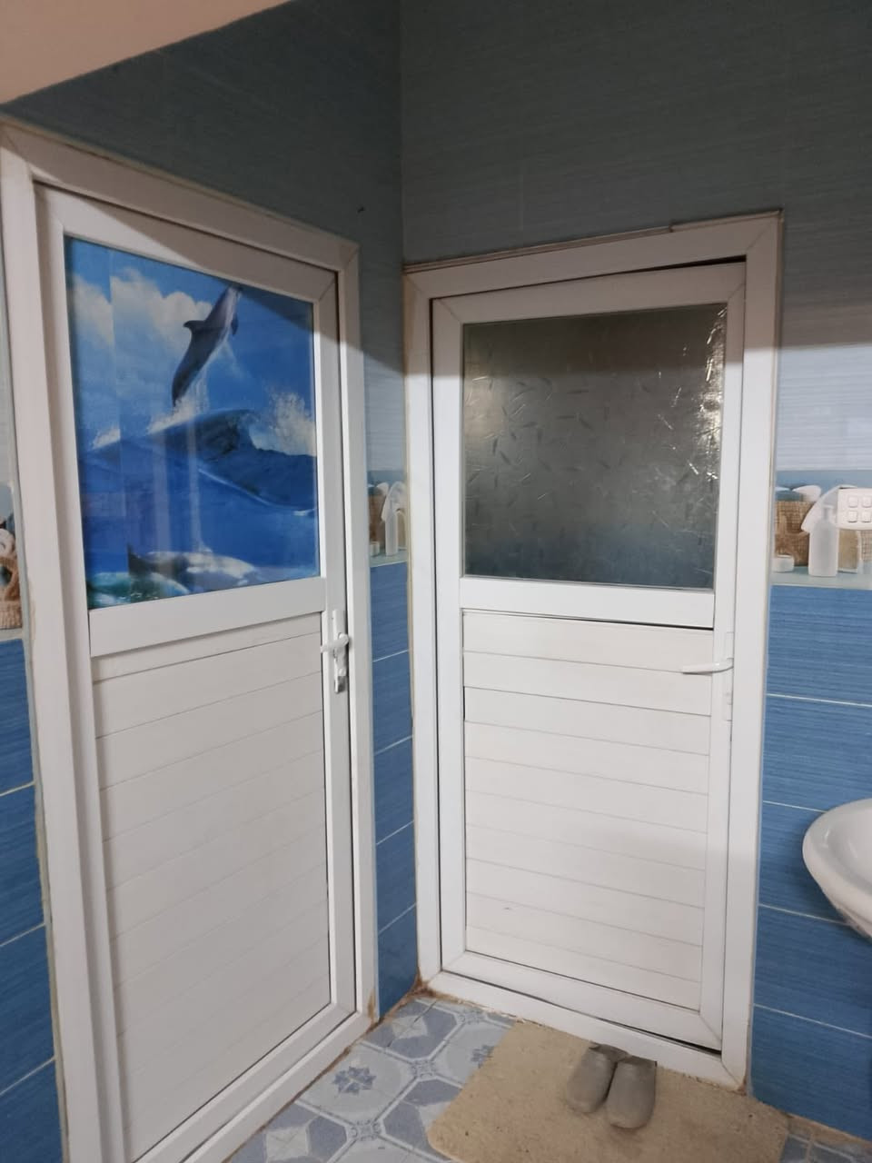 سلام عليكم بيت200م بناء كونكريت مسلح طابقين خمس غرف نوم استقبال صالتين مطبخ حار وبارد صيحات عدداثنين وكراج سيارة
حي الجامعه شارع سوات
***********
***********
