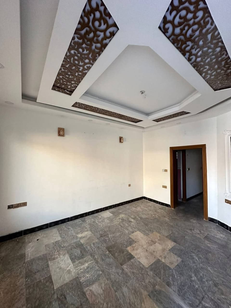 بيت للأيجار
المساحه 150 متر الواجهه 6

يتكون من :

✨اربع غرف 

 ✨2حمام 

✨صاله

✨ومطبخ 

📍الموقع:مربع القاده

للاستفسار :

***********
