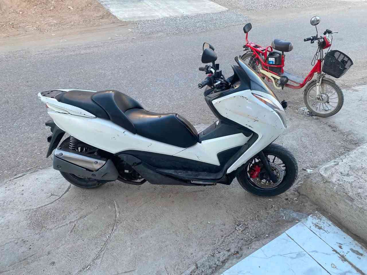 السلام عليكم فورزه 012 عميه مكينة برغي ممفتوح بيهه نقصهه فقط جامرلغ وموجوده بس شدهه الدراجه كلشي بيهه شغال اي نقص مابيهه السعر 1350وبيهه مجال ***********
