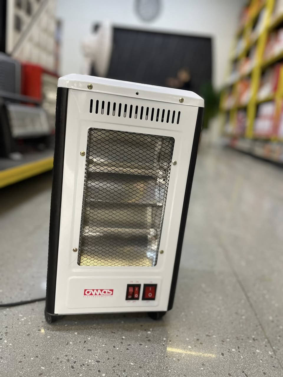 لماذا تختار صوبة عماس؟
• توزيع حراري 360 درجة: تدفئة من جميع الجهات بفضل شمعات الكوارتز عالية الجودة.
• نظام أمان متطور (الحساس): مزودة بحساس أمان ذكي يفصل التيار فوراً عند السقوط أو الميلان، لراحة بالك وبال عائلتك.
• كفاءة في استهلاك الطاقة: تحكم كامل في عدد الشمعات المشغلة لتناسب احتياجك وتوفر في الكهرباء.
• تصميم "التنكة" المتين: هيكل قوي مقاوم للصدأ، مصمم ليدوم طويلاً بلمسة عصرية بيضاء تناسب كل زاوية في منزلك.
• سهولة الحركة: مزودة بعجلات قوية لتنقل الدفء معك أينما كنت بكل سهولة.

متوفر جمله ومفرد 
توصيل لكافة محافظات العراق 
واتساب ***********
