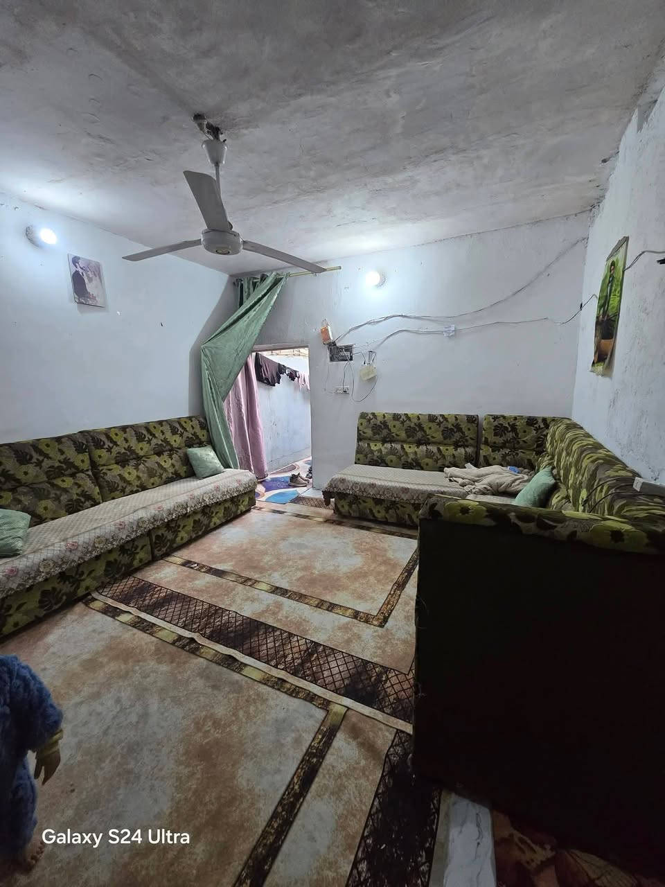 بيت لبيع بشارع المطار الجديدالمساحه ١١٠متر يحتوي على غرف ٣ وصاله ومطبخ ومكشوفه وصحيات  السعر ٢٦اقصاد المقدمه ١٥ والباقي الشهر ٣٠٠الف  للستفسار *********** مكتب بركات ام البنين قرب اسواق فدك مقابيل شارع السبيس مدخل البيت مترونص دولان البيت قريب على الشارع
