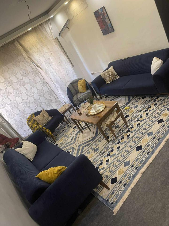 السلام عليكم
قنفات 8 مقاعد تركي 

ضرر بس رجل القنفة الكبير يرادله تصليح 

الطبلات وميز التلفزيون هم ابيعهن

‭0771 785 2102‬
