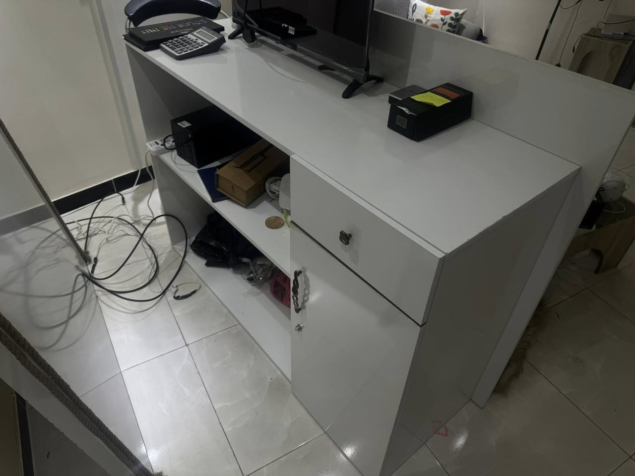 السلام عليكم للبيع ميز رسبشن كبير يحتوي على مجر وباب وخانتين كبار الميز بحالة ممتازة ونظيف جدا ويتحمل وزن كبير مثل ما موضح بالصور  اضافة الى ميز صغير يحتوي  عل مجر وخانة بحالة جيدة جدا ونظيف 
السعر للميز الكبير 250 الف وبي مجال
الميز الصغير ب125 وبي مجال
العنوان بغداد 
الرقم : *********** وبي واتساب هم
