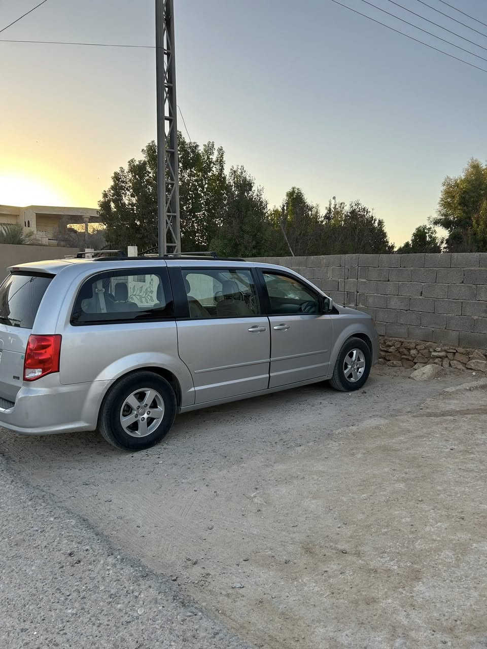 السلام عليكم
� 

دوج كرفان 2012 للبيع

🔹 اللون: سلفر

🔹 الممشى: 180 ألف ميل

🔹 المحرك: 3.6 لتر

🔹 الكير: أوتوماتيك

️ المواصفات:

 • باب سلايد كهربائي

 • صندوق خلفي كهربائي

 • مقعد السائق كهربائي

 • جام (6) كهربائي

 • تحكمات ستيرن

 • مثبت سرعة

️ الحالة:

 • المحرك: جيد جداً

 • الكير: جيد

 • بطارية جديدة

 • داينمو جديد

 • راديتر جديد

 • نوزلات (بخاخات) جديدة

 • بلكات + مجاول جديدة

السيارة مصروفة عليها وجاهزة للاستخدام 

  •عنوان الانبار حديثه

� السعر:

141 ورقة (قابل للتفاوض)

للتواصل:

0789 102 4738
