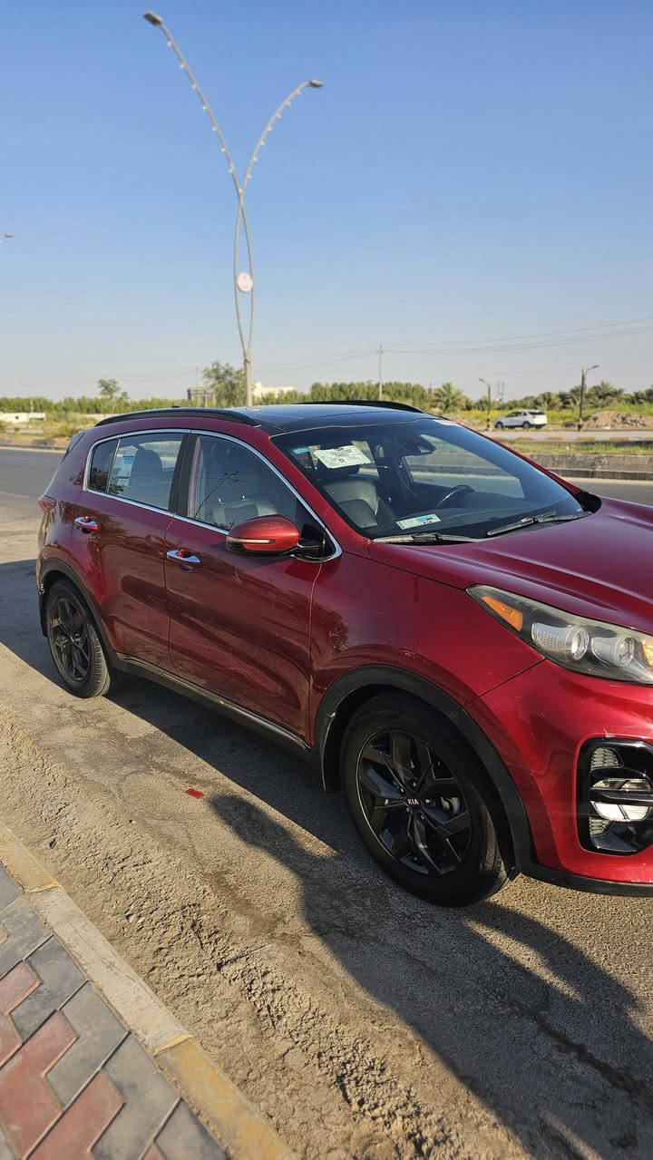 🚗 كيا سبورتج 2020 فئة S (وارد أمريكي) – رقم بغداد 🚗
الموديل: 2020
الفئة: S (مواصفات رياضية ومميزة)
اللون: أحمر ماروني مميز
اللوحات: بغداد (التحويل مباشر)
📌 مواصفات وحالة السيارة:
الوضعية الميكانيكية: السيارة بحالة مميزة جداً، جاهزة للاستخدام اليومي والسفر، ولا تحتاج إلى أي مصاريف ميكانيكية أو صيانة.
البودي الخارجي (بكل شفافية وأمانة): السيارة بوضعها الطبيعي وتوجد بها بعض الملاحظات البسيطة السطحية الموضحة بالصور:
شخوط واضحة على جهة الأبواب (ابن جوارينة راسم على السيارة 😂🤦🏻)
أثر جراد خفيف مع ضرر بسيط جداً على طرف البننيد بجانب اللايت الأمامي.
ضربة بسيطة جداً على الدعامية الخلفية بجانب البك لايت (صفحة السائق).
💡 ملاحظة: الملاحظات الخارجيّة تم تصويرها بدقة لضمان الشفافية واختصار وقت المعاينة 
السعر المطلوب: 160 ورقة 
المرونة: السعر بيه مجال للطيبين 
📞 للتواصل والاستفسار:
مكان تواجد السيارة: واسط / الكوت
رقم الهاتف: [***********] واتساب أو التواصل عبر الخاص
