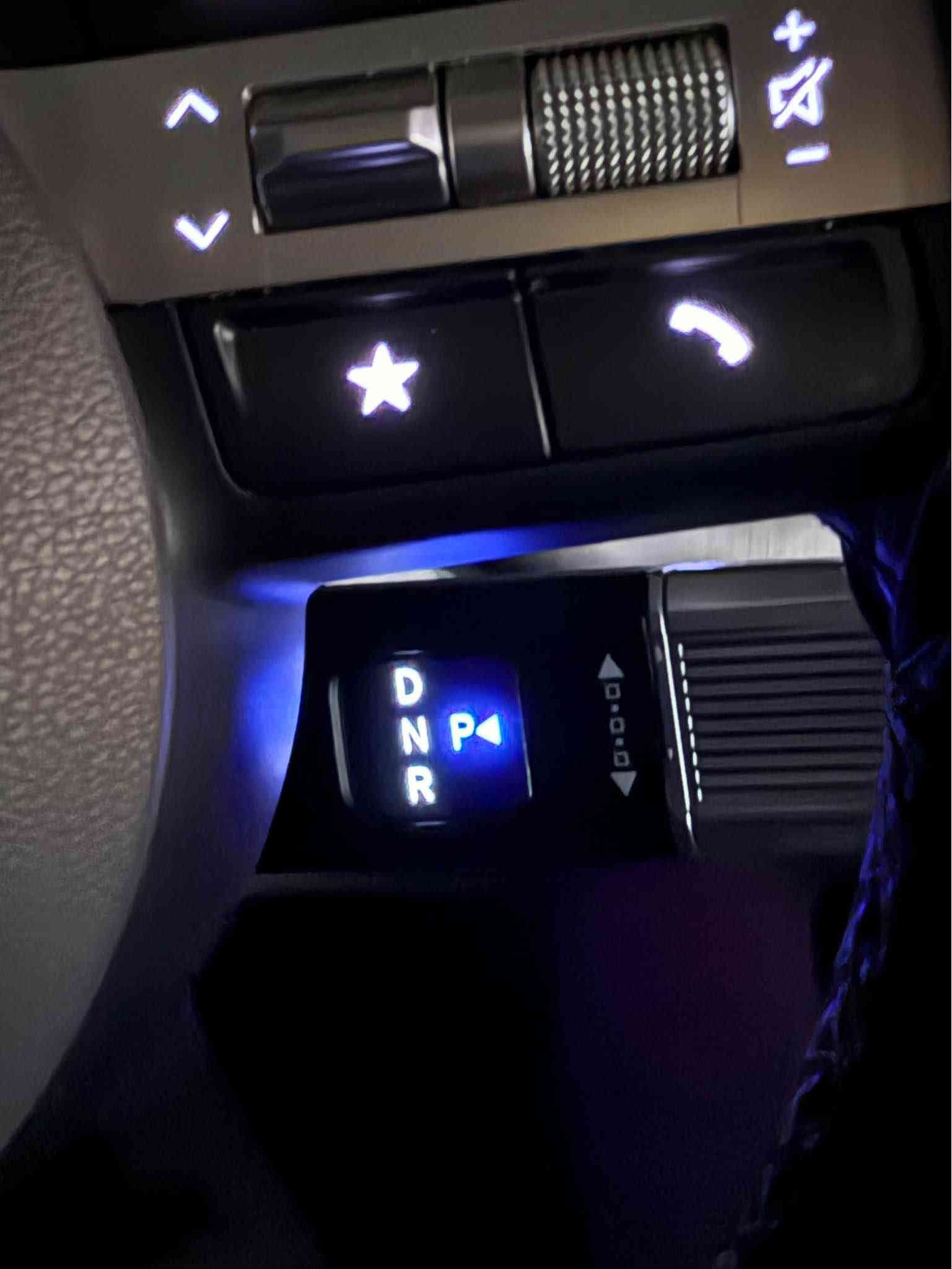 هيونداي كونا اعلى فئة Kona HTRAC limited 2025🇰🇷
نسخة دعاية الشركه برفاهيه المواصفات اللون الاسود الميتاليك مطعم بالتيتانيوم🏴‍☠️🖤
(على وضع الشركة بجم كبس خلفي كبس دواخل زيرو )

المواصفات 🌸 
_كاميرات محيطيه عدد 4 تقنية 3D 📹
_ تقديم ورجوع عبر البصمه🛜🎮
_  شاشة متصله بالدشبول🖥️ شاشتين متصلتين مقاس 12.3 بوصة لكل منهما (لوحة العدادات وشاشة المعلومات والترفيه).يعرضن 8 وضعيات كاميرات
* نظام صوتي فاخر من B0SE ودمام 
* مكيف هواء أوتوماتيكي مزدوج المناطق.
 
_رادارات وحساسات 360 درجه الكترونيه وتلقائية 📡🔕🎥
-  نظام الحمايه العام🚨 🆘 الجديد كلياً من هيونداي
- نظام كار بلي واندرويد اوتو الجديد كليا بدون كيبل وايرليس— انارة محيطية ليزر بكافة الالوان تحكم تلقائي ✨✨
-كشنات 💺ملكي الجلد الابيض الفاخر 🤍مع تحكمات كهربائية مع التبريد والتدفئة ومقصورة رياضية بنظام الذكاء الصناعي
-بصمة لمس صندوك كهرباء وفتح وغلق عبر البصمه
كير الجديد من كونا تعليك بالستيرن 8 سرعات والمحرك (1.6 T-GDI) الجديد رياضية رزانه واقتصادية جداً دفع أمامي قياسي، مع توفر نظام الدفع الرباعي.
-بانوراما مع مرأة ذكية
-نظام التوجيه الذكي عبر صوت السائق وقيادة ذاتية واتو هولد 
أنظمة الأمان ومساعدة السائق
* نظام مساعد تفادي الاصطدام الأمامي.
* نظام البقاء في المسار.
* نظام مراقبة النقطة العمياء.
* تنبيه حركة المرور الخلفية والاماميه والجانبية
* مثبت سرعة ذكي متكيف بالنظام الجديد 
* نظام مراقبة انتباه السائق 
* ملاحظة بعد هوااااااي مواصفات مذكرتها
ضرر السيارة / تبديل بابتين اصليات فقط طخه بسيطه جداً جداً وموجوده بالصور  وموجوده كاله التقارير والفديوات من المزاد الى وصول السياره مع وجود شخط ورصعه 
سنوية 2030
ارضيات كتلوكات سبير عدة ( كلهن بعدهن شركه ممفتوحات)

العنوان : بغداد - الدوره
موبايل / ***********
السعر:  20،700 💵(  207 ورقه ) طبعا كلفتني اكثر بهواي وبلعافيه عل ياخذها.
تكدر تروح سمكري صباغ سونار تراي وين ميعجبك هذا حقك وبدون مقابل بغداد
