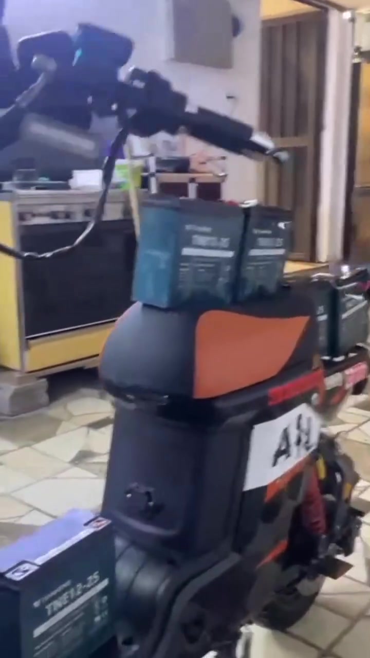 سلام عليكم اخوان دراجه شحن اكس 900بطاريات  خمسه بطاريات 25امبيرمالف 1500السعر 400او بي مجال
