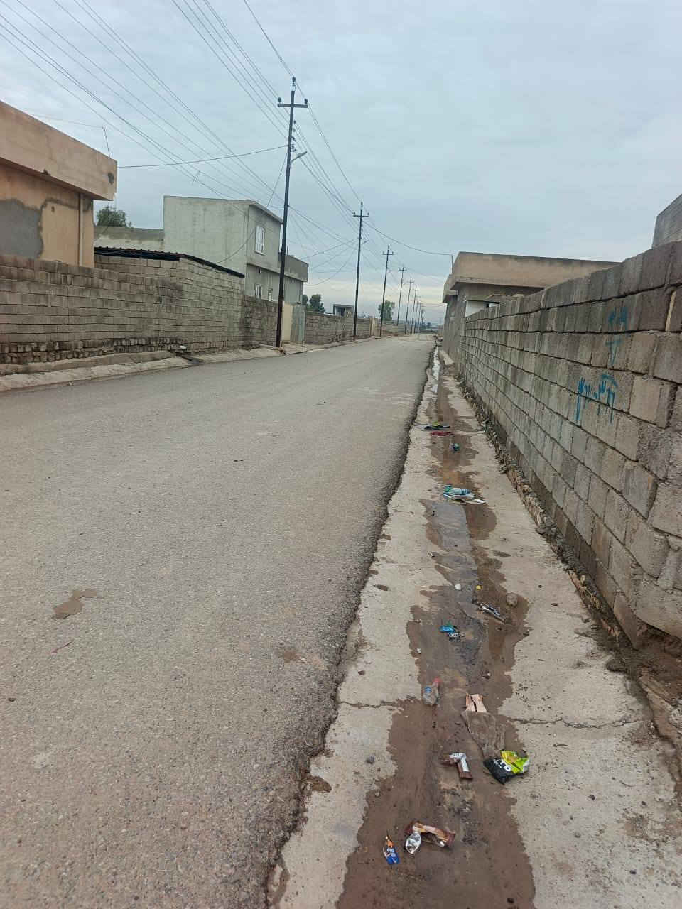 دونم للبيع في منطقة العباسية مع دار بناء حديث مضيف مساحة الدار 200 متر ممكن بيع نصف الدونم او كامل بدون دار او مع الدار السعر 200 مليون المنطقة مسموح بها البناء للاستفسار مكتب العمران للعقارات 
***********
***********
