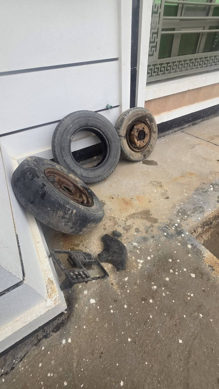 السلام عليكم 
للبيع تايرات كيا حمل مع الويلات + كفر دشبول + قبق دركه استيرن + قبق كاز كلهن ٦٥ الف العنوان الرمادي


**إذا كنت صاحب هذا الإعلان وتريد حذفه لأي سبب، رجاءا أرسل رسالة إلى الدعم الفني**