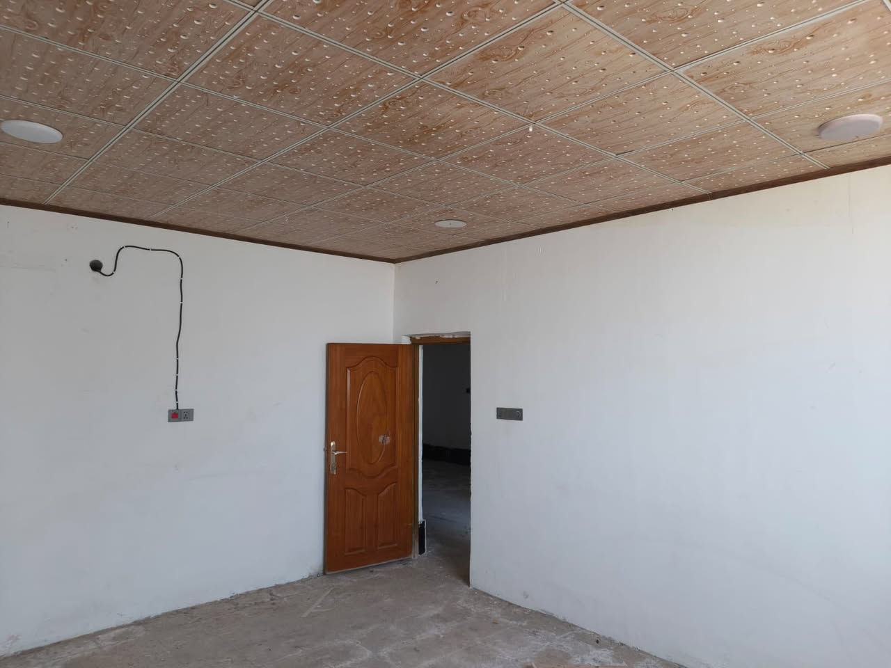 بيت الايجار مساحته 120 متر يحتوي على 3 غرف و صاله وتخاريج مكان حي المكرمه قرب سوق المسكف 
*********** مكتب ارض النجف
