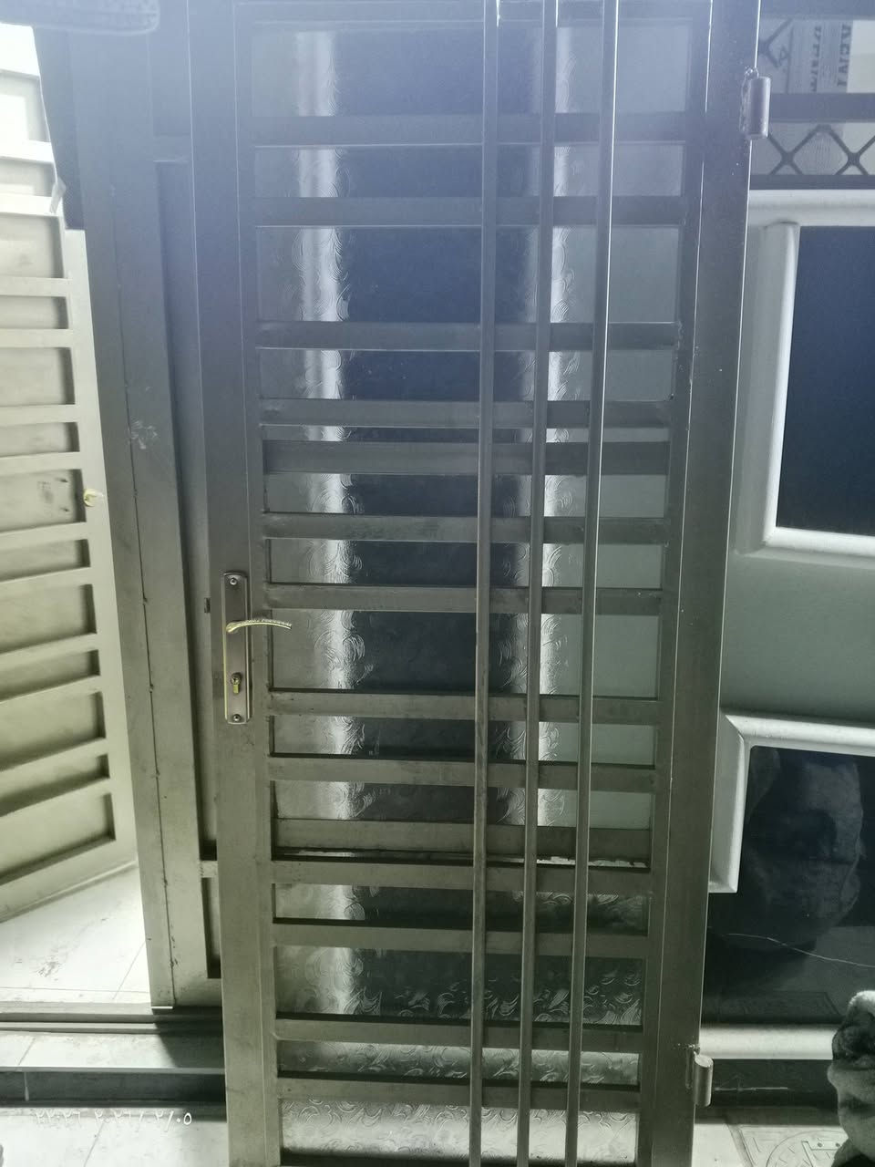 سلام عليكم باب جديد قفل موجود طول مترين العرض 70 بدون هنكلانة سعرة 100 مكاني كربلاء حي النواب الرقم *********** جديد ما مستخدم جديد
