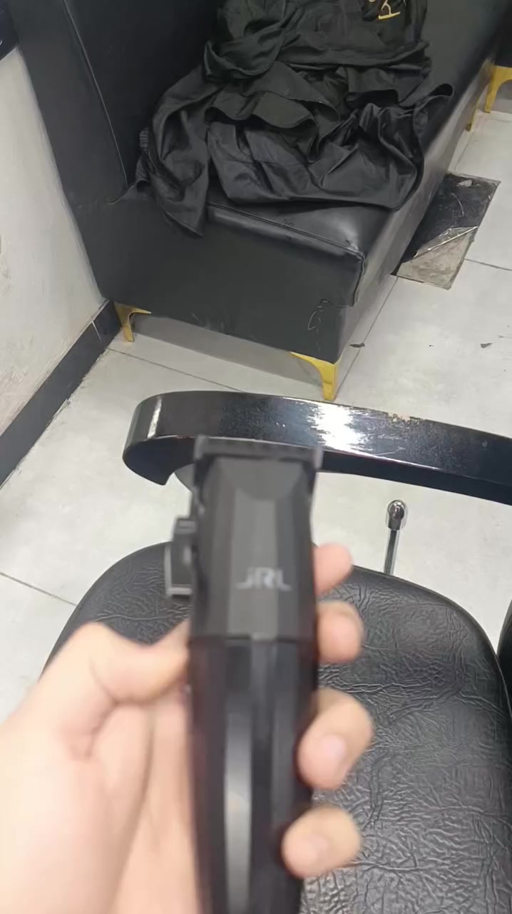 مكينه JRL للبيع
ستعمال ٤ اشهر 
ما مبدل بيها حاجه 
من مرتضى اركو 
غراضه : بس شاحنه (بدون قاعدة ونمر) عندي نمر مال WAHL انطيهن بدالهم 
سعر ١٢٥ وبيها مجال خاص


**إذا كنت صاحب هذا الإعلان وتريد حذفه لأي سبب، رجاءا أرسل رسالة إلى الدعم الفني**