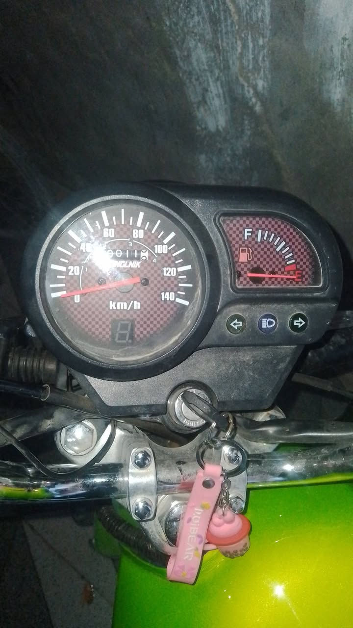 دراجة سونك 5 گير زيرو قبل يومين اخذتها من الشركة للبيت ماطلعت بيها
اخذتها واشتريت سيارة مااحتاجها 
اخذته بمليون 350 بالقسط 
اريدها بلميون وبيه مجال بسيط حك الجيه
 للتواصل ***********
