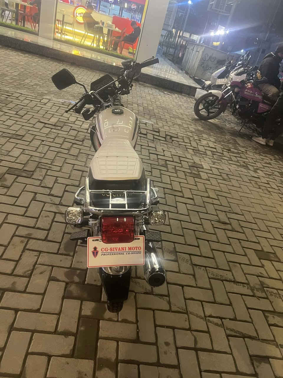 السلام عليكم دراجه سيفات ١٥٠ سي سي موديل ٢٥  بكان الدراجه حي الجهاد جامع محمد رسول الله الدراجه جديده الله شاهد اوراق موجوده صار شهرين من شتريتها السعر ٨٥٠ وبيها مجال *********** /***********
