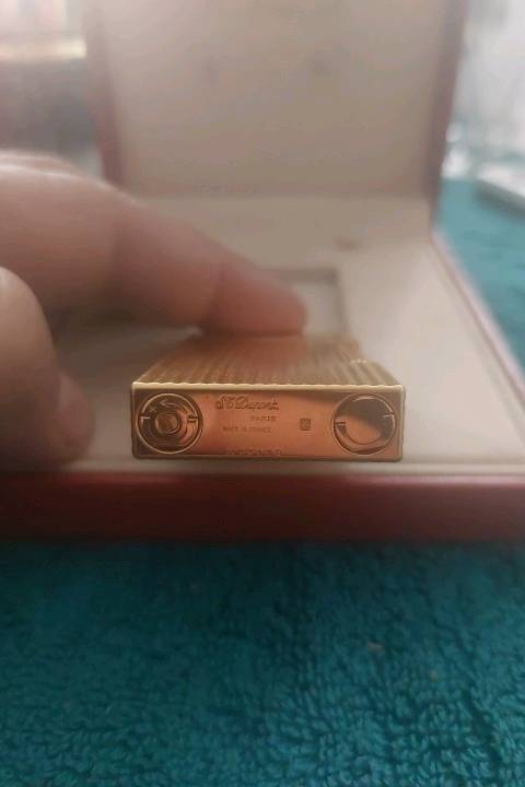 هذه ولاعة S.T. Dupont Ligne 2 مطلية بالذهب الأصفر وتتميز بزخارف عمودية.تأتي الولاعة في صندوقها الأصلي وتحمل توقيع الماركة الفرنسية الفاخرة.تتميز هذه الولاعات بصوت "الرنين" الشهير عند فتح الغطاء.
السعر قابل للتفاوض .