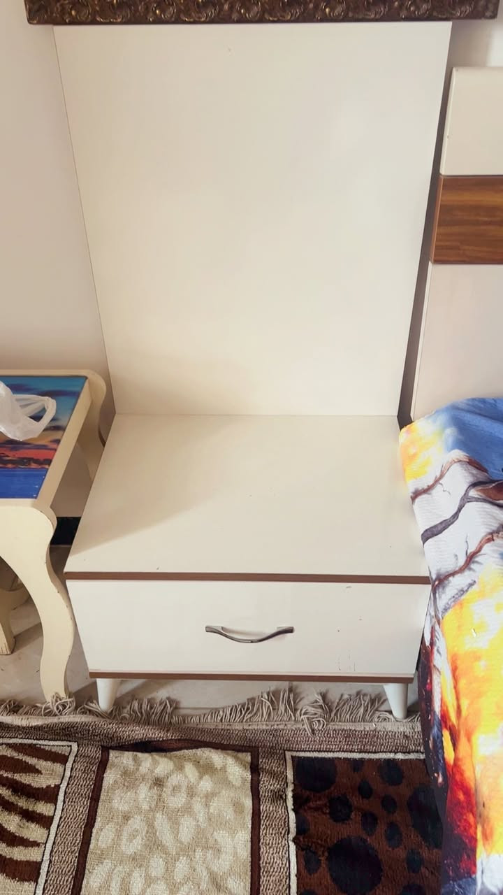 غرفه تركيه
غرفه تركيه مستعمله قليل 
ما نايمين عليها 
النقص بس سجه مال كنتور 
السعر 350 وبيها مجال 
الرقم ***********
