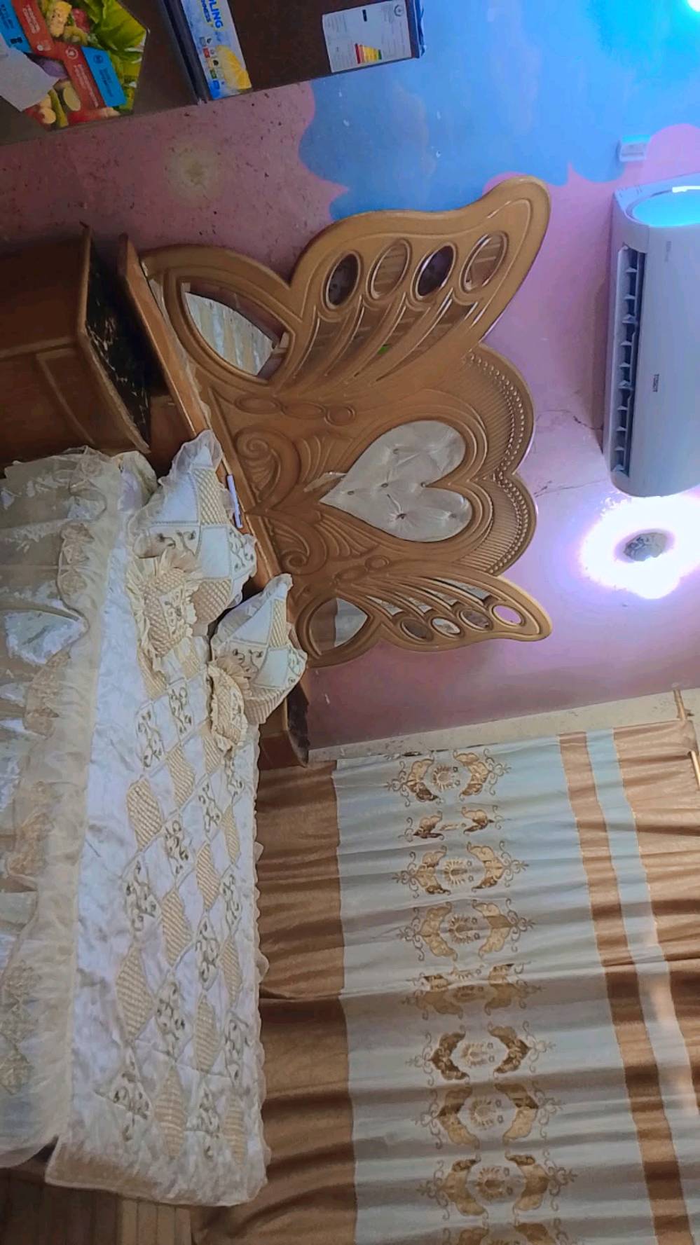 السلام عليكم غرفه مستخدمه للبيع بيهه اضرار قليله السعر 900وبيها مجال اخذناها 3ملايين  تفصال خشب صاج اصلي رقم التواصل ***********