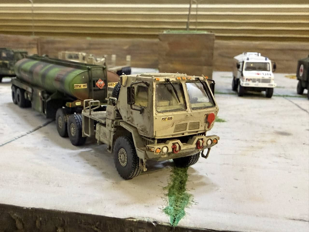 من مجموعتي
شاحنة سحب عسكرية ثقيلة من نوع Oshkosh M1070 HET (ناقلة المعدات الثقيلة)، وهي تسحب صهريج وقود ضخماً، مما يشكل وحدة إمداد استراتيجية الشاحنة (M1070): تُعد واحدة من أكبر الشاحنات في ترسانة الجيش الأمريكي، ومهمتها الأساسية هي نقل دبابات "أبرامز". النموذج هنا يظهر بلون رملي صحراوي، مع تفاصيل دقيقة في مقصورة القيادة وشبكة المقدمة الصهريج الملحق: المقطورة عبارة عن صهريج وقود كبير بتمويه "الناتو" (أخضر وبني)، ويحمل ملصقات تحذيرية مثل "FLAMMABLE" (قابل للاشتعال) وعلامات "Hazard" البرتقالية لنقل المواد الخطرة

حجم 1.72


**إذا كنت صاحب هذا الإعلان وتريد حذفه لأي سبب، رجاءا أرسل رسالة إلى الدعم الفني**