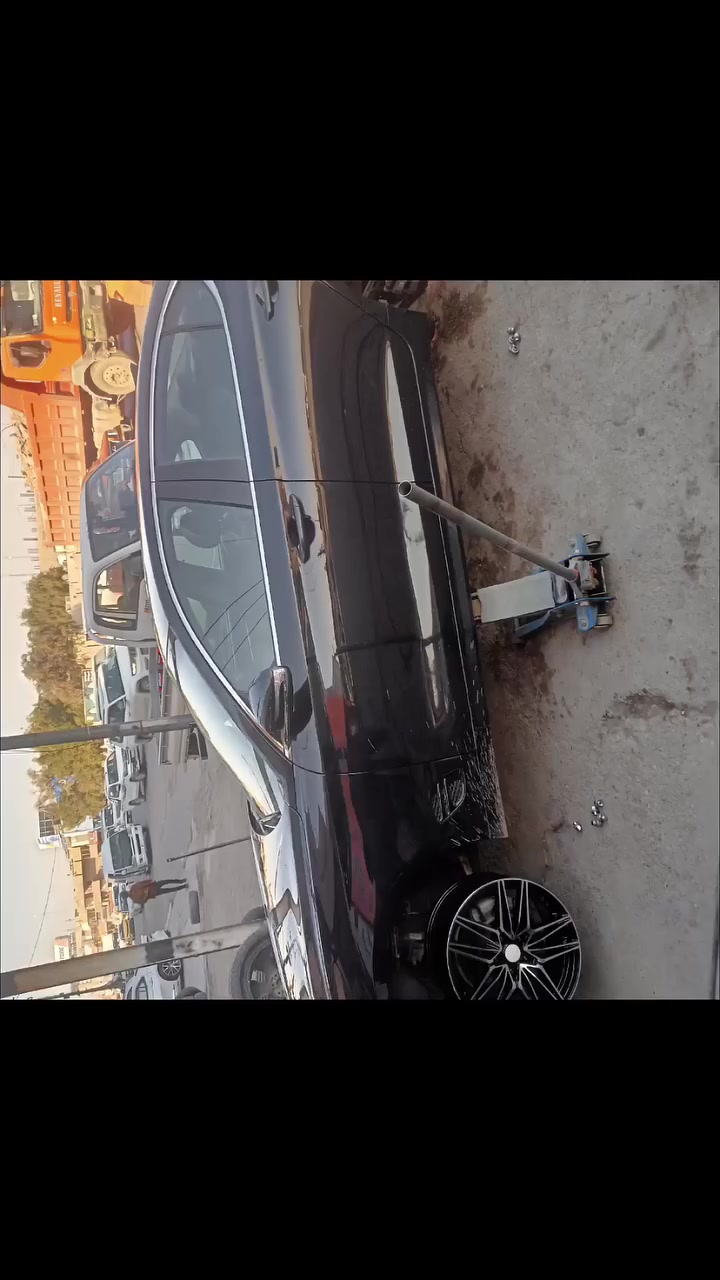 الزبون: اريد اغير شكل السيارة بس مااعرف شلون
شركه الحسني: يي مو تدلل 🙂🙂 بادارة سيد وسام 
تبديل ويل كب+اطارات لسيارة جينيسيس
***********
بغداد مجمع مشن
