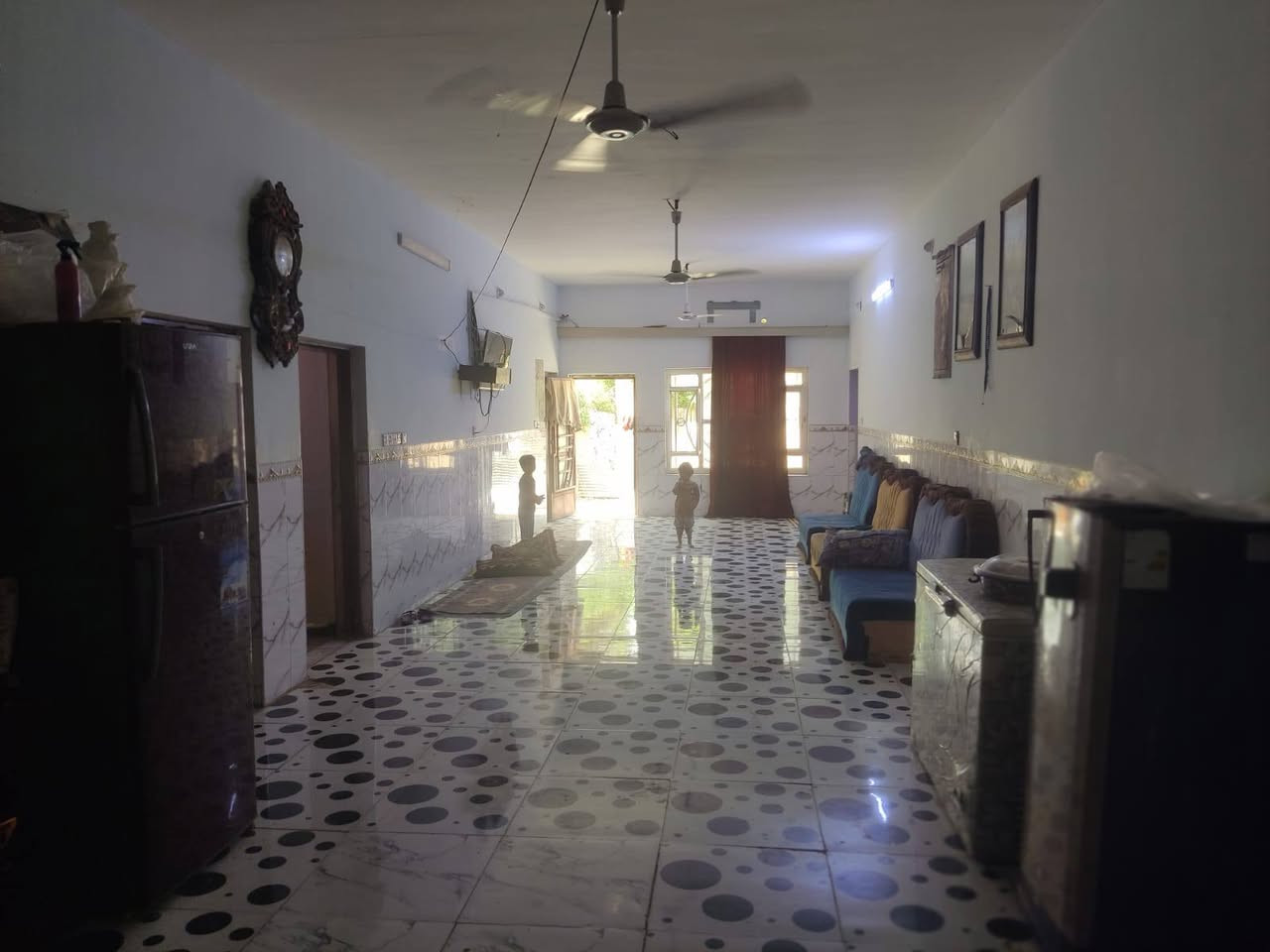 سلام عليكم من رخصت ابو الكروب مزرعة اللبيع طابو بستنة مساحة ٣٠٠٠م مع بيت يتكون من ٤غرف نوم وصالة واستقبال ١٥م ومطبخ وصحيات داخلية وخارجية خدمات كاملة كهرباء وماء اسألة وماء سقي العنوان طريق السنية جهة زوار مقابل جامعة جديده تبعد عن شارع العام ١٥٠م الاتصال على الرقم ***********
