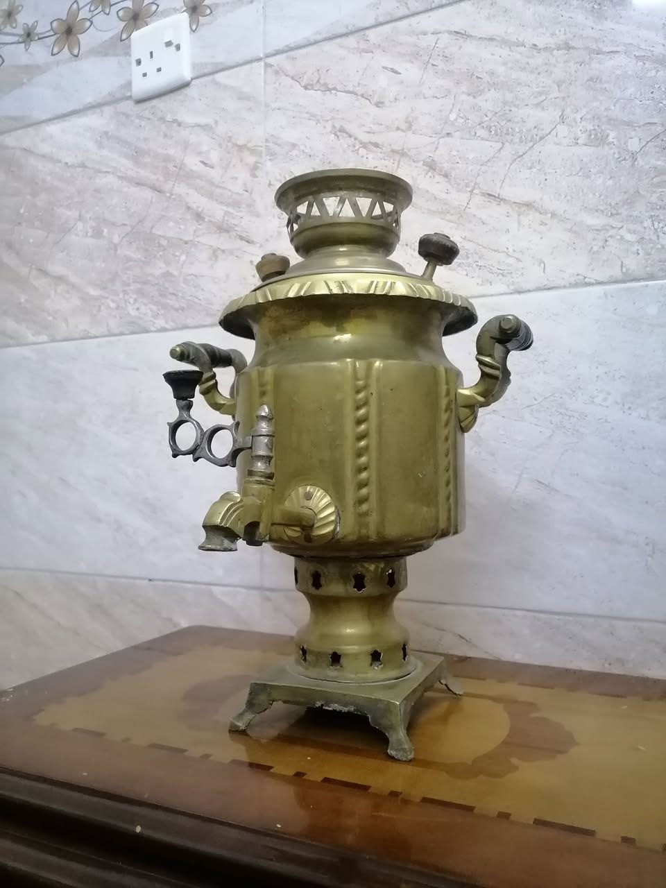 السلام عليكم ورحمة الله وبركاته جبنالكم تحفه فنيه سماور عل فحم ارتفاع ٣٨ ما بي ختم ما اعرف شنو صناعتو للبيع السعر خاص مكان موصل يوجد توصيل كافه محافظة العراق وهذا رقمي *********** موجود واتساب علا هذا الرقم
