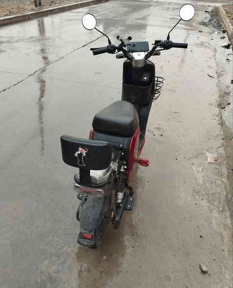 السلام عليكم دراجة R9ثلاث نمرات كلشي شغال وشرط الفحص السعر 400وبيها مجال بسيط للطيبين مكاني الموصل رقم الهاتف ***********
